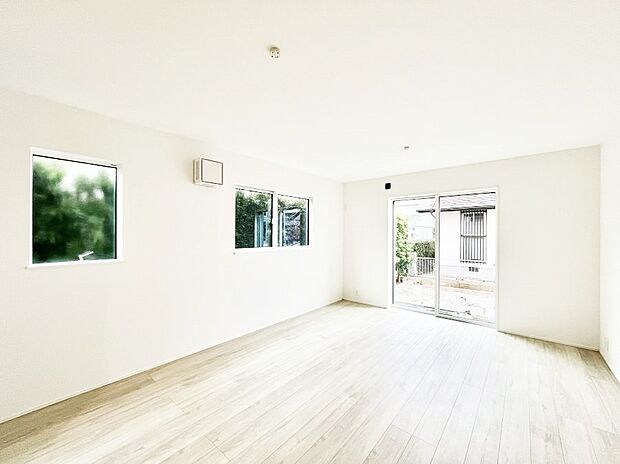 【リビングダイニング】大きな窓からたっぷりの陽光と風を感じられるリビング