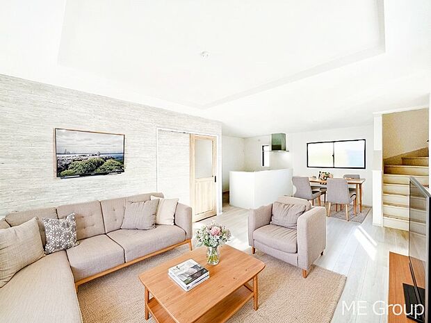 【リビング】対面キッチン＆リビングイン階段を採用した家族の絆深まるＬＤＫ　※家具はCGです