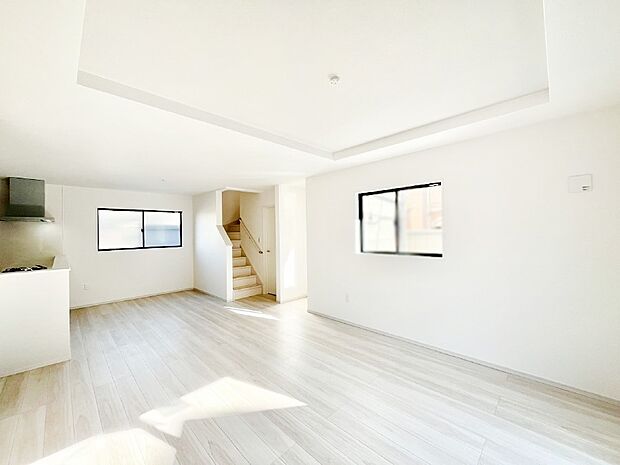 【ダイニング】折り上げ天井はは立体的な奥行きがあり、天井が広く見えて開放的な空間を演出できます