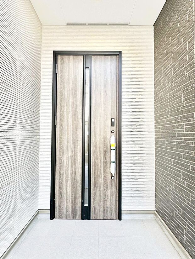 【玄関】玄関前は雨が降っても濡れにくい屋根付き