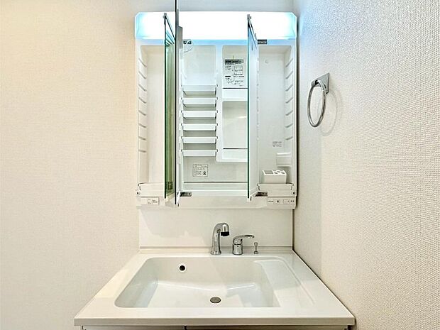 【その他設備(三面鏡裏収納)】三面鏡の裏に、化粧品や衛生用品などを収納可能。洗面台をすっきりと保ちます!