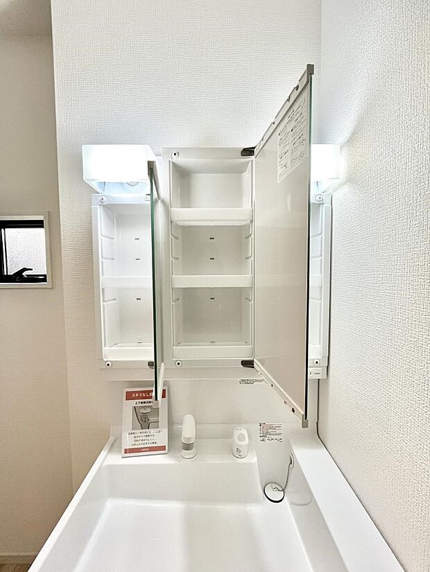 【その他設備(三面鏡裏収納)】三面鏡の裏に、化粧品や衛生用品などを収納可能。洗面台をすっきりと保ちます！