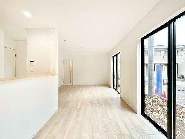 【リビングダイニング】自然光が取り込まれ、家族団らんの場所を明るく演出