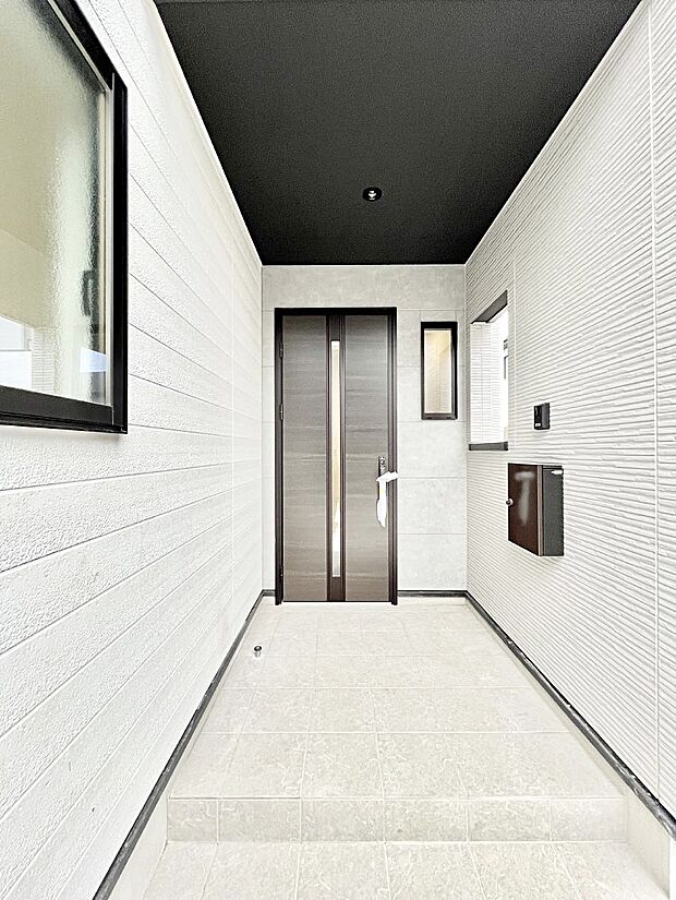 【玄関】大切な家族、来客を出迎える玄関。玄関前は屋根付きで雨が降っていても濡れにくいです。