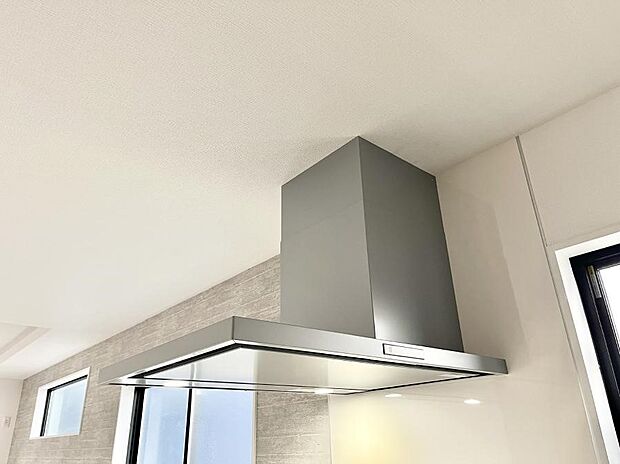 【冷暖房・空調設備(レンジフード)】フラットタイプのレンジフード、お手入れがしやすいですね！