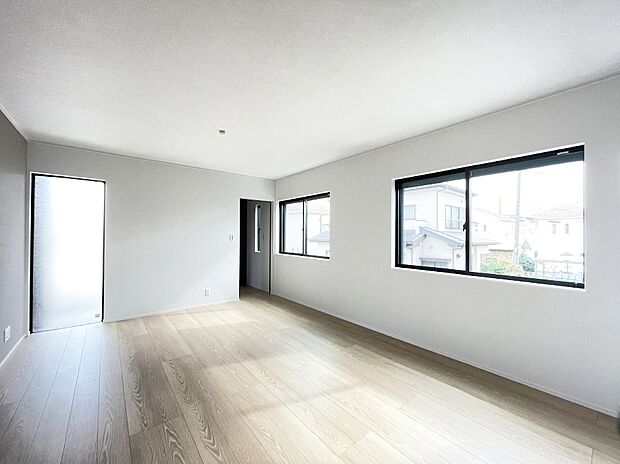 【リビング】自然光が取り込まれ、家族団らんの場所を明るく演出