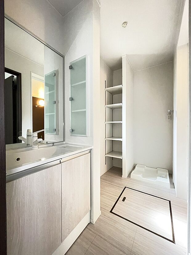 【脱衣場】清潔感のあるスッキリとした脱衣場