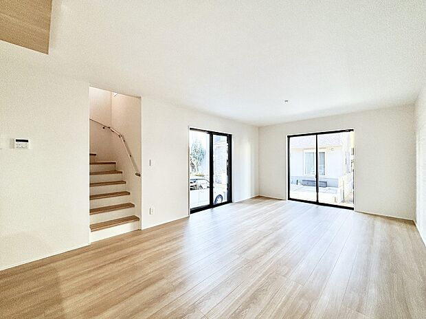 【ダイニング】「ただいま」「おかえり」家族とのコミュニケーションが深まるリビングイン階段があります。