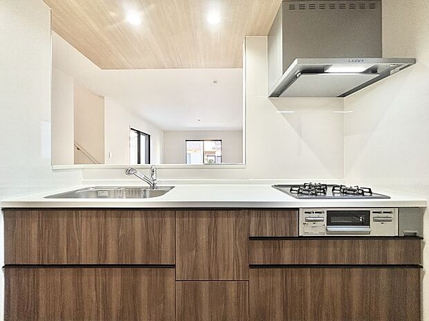 【キッチン】リビングを見渡せる人気のカウンターキッチン。 家族を見守りながら家事をすることができます。