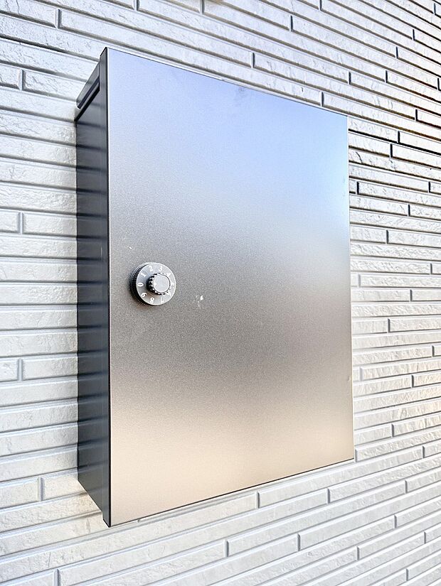 【その他現地】シンプルデザインのポスト。