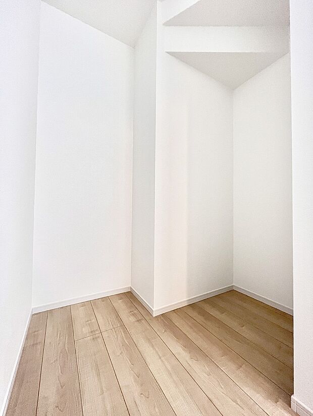 【その他設備(リネン庫)】便利なリネン庫で、スッキリした使いやすい洗面室に