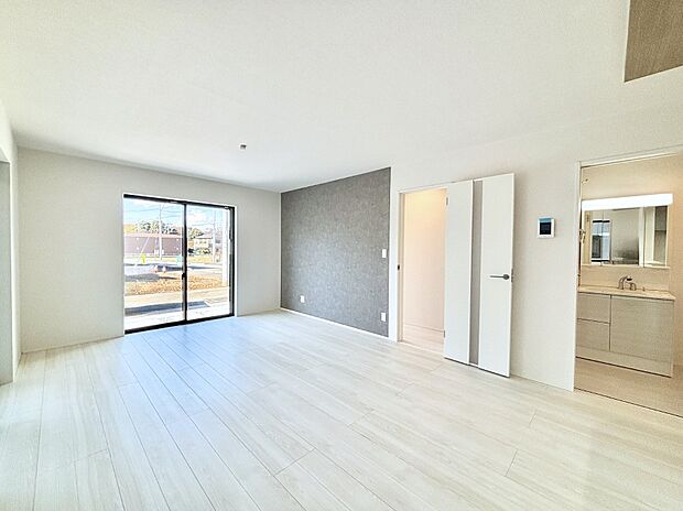 【リビングダイニング】大きな窓からたっぷりの陽光と風を感じられるリビング