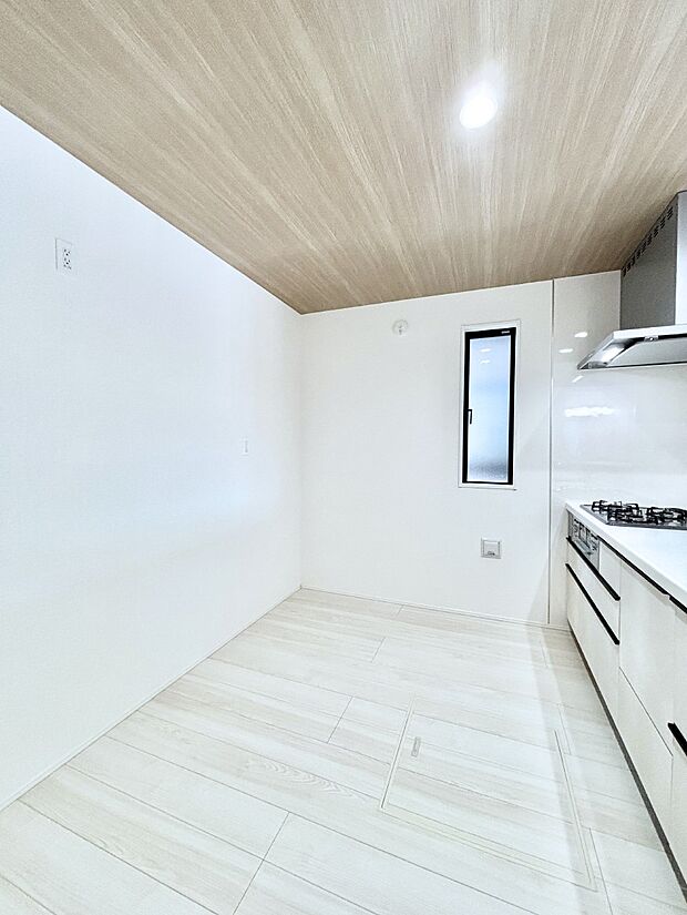 【ダイニングキッチン】明るい陽光が注ぎ、寛ぎの雰囲気に満たされるリビング・ダイニング。 