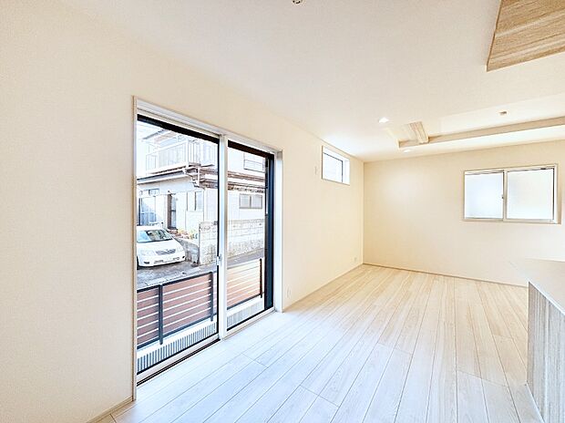 【ダイニング】日当たりの良いリビング。お気に入りのグリーンを飾れば更に心地よさがアップ！