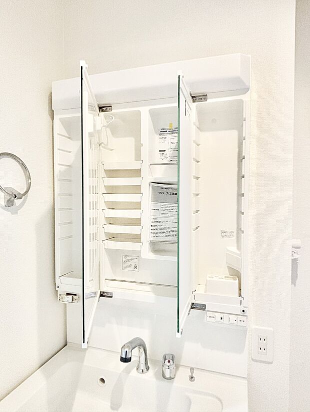 【その他設備(三面鏡裏収納)】三面鏡の裏に、化粧品や衛生用品などを収納可能。洗面台をすっきりと保ちます!