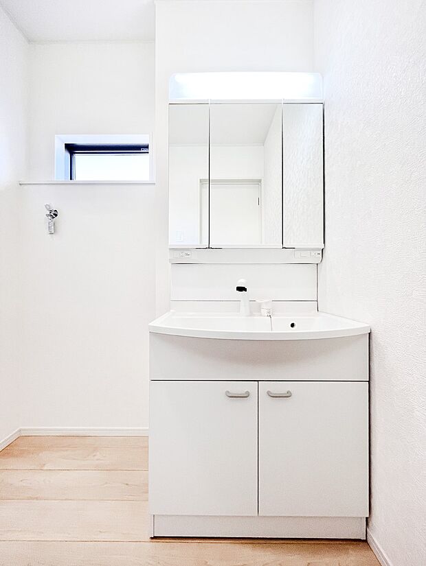 【洗面台・洗面所】スタイリングに便利な三面鏡、ミラーキャビネットで細かい物スッキリ