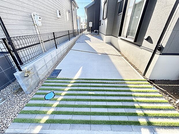 【駐車場】2台（車種による）駐車可！ご家族みんなの自転車も置ける広々カースペース。