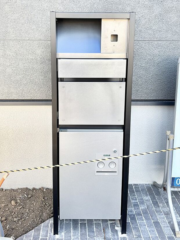 【その他現地】表札・インターホン・ポスト・宅配ＢＯＸをひとつに集約。エントランスになじむシンプルデザイン。