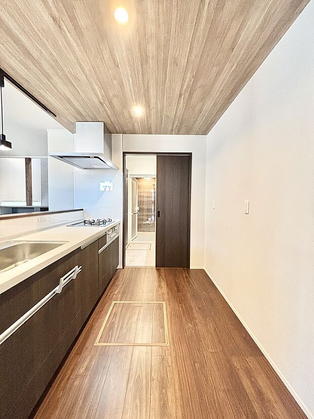 【ダイニングキッチン】キッチン奥に洗面所と浴室があり家事動線がスムーズです。