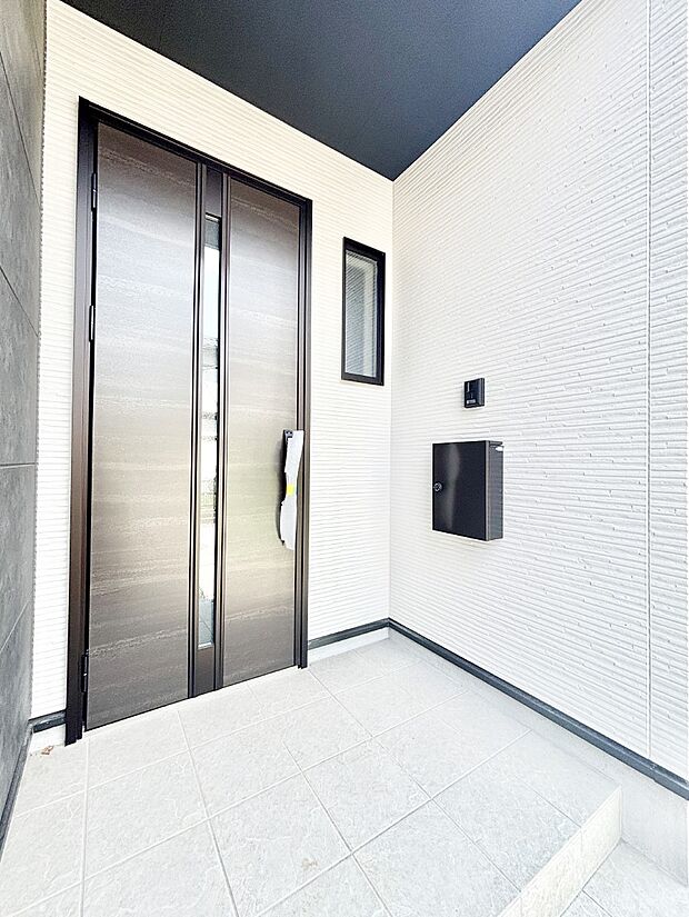 【玄関】玄関前は雨が降っても濡れにくい屋根付き