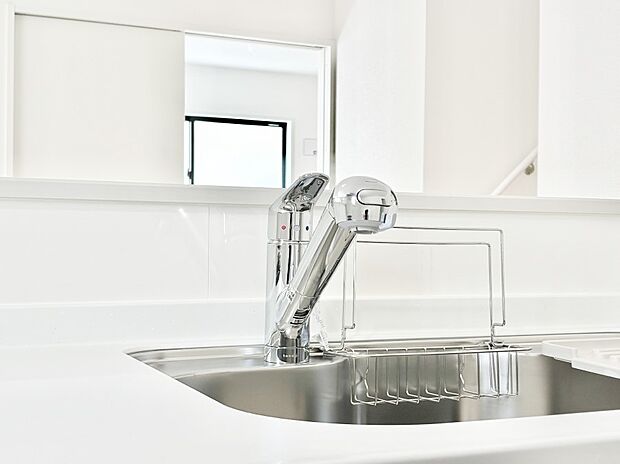 【その他設備(蛇口一体型浄水器)】いつでも清潔なおいしいお水を。一つの水栓で水道水と浄水を使い分け。