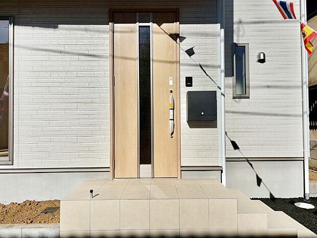 【玄関】シンプルで落ち着いた雰囲気の玄関でご家族やお客様をお出迎え!