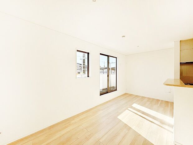 【リビングダイニング】明るい陽光が注ぎ、寛ぎの雰囲気に満たされるリビングダイニング