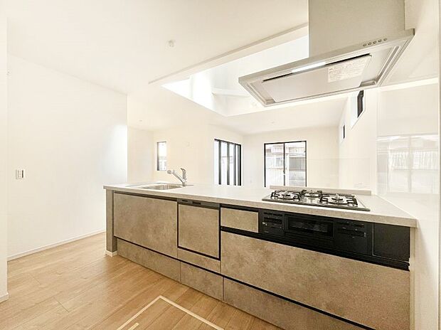 【ダイニングキッチン】リビングで遊ぶお子様を見守りながらお料理ができる対面キッチン。