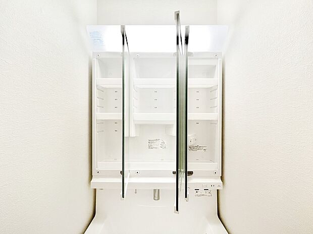 【その他設備(三面鏡裏収納)】三面鏡の裏に、化粧品や衛生用品などを収納可能。洗面台をすっきりと保ちます!