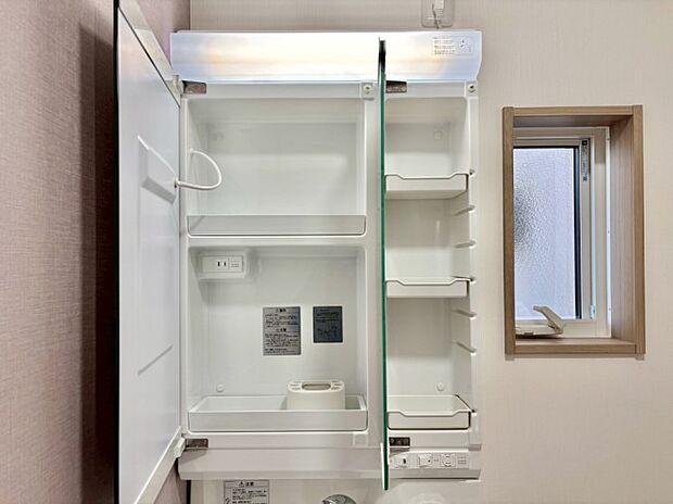 【その他設備(鏡裏収納)】鏡裏収納で散らかりがちな洗面台もスッキリ片付きキレイをキープ