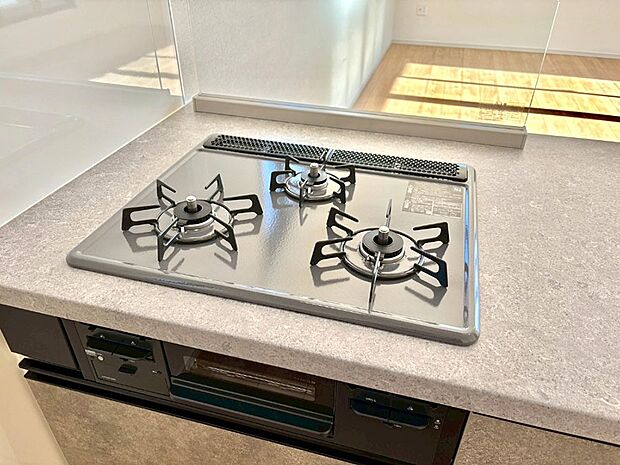 【その他設備(Siセンサーコンロ)】ガスコンロはSiセンサー搭載。火力調節や焦げ付き・消し忘れも防いでくれます。