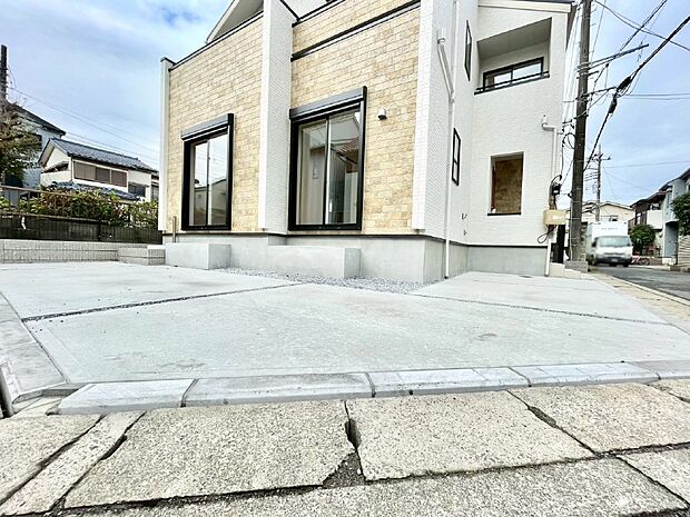 【駐車場】駐車2台可能！急なお客様の駐車に。また、ご家族の自転車スペースとしても大活躍。