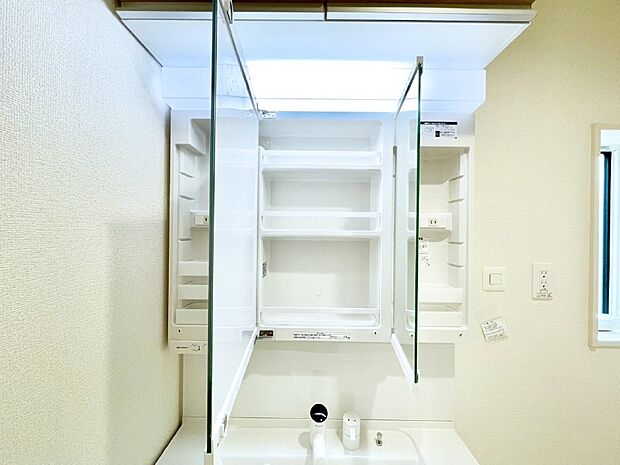 【その他設備(三面鏡裏収納)】三面鏡の裏に、化粧品や衛生用品などを収納可能。洗面台をすっきりと保ちます！