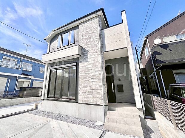 【現地外観写真】洗練された外観、上質な住空間が広がる室内は永く安心して過ごせる住居です。