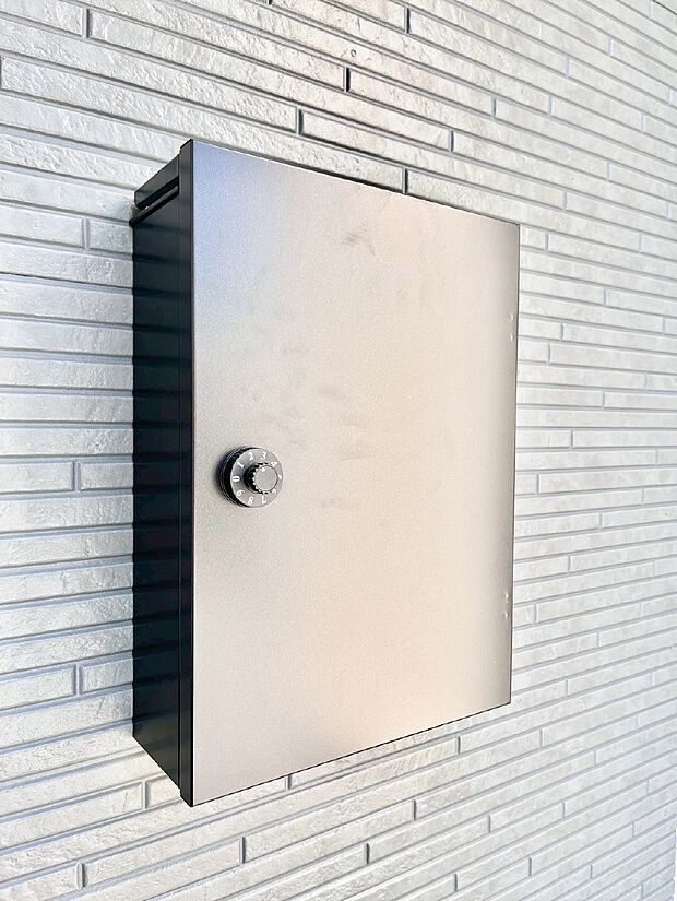 【その他現地】シンプルデザインのポスト。