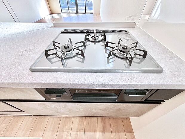 【その他設備(Siセンサーコンロ)】ガスコンロはSiセンサー搭載。火力調節や焦げ付き・消し忘れも防いでくれます。