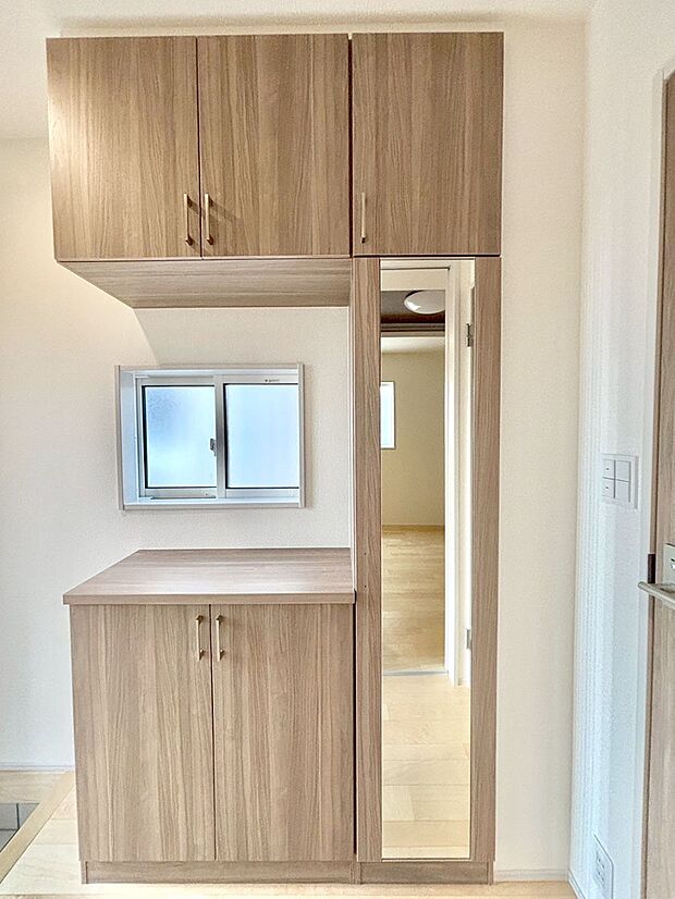 【その他設備(シューズボックス)】たっぷり収納できるシューズボックスで家族全員の靴も、玄関すっきり。