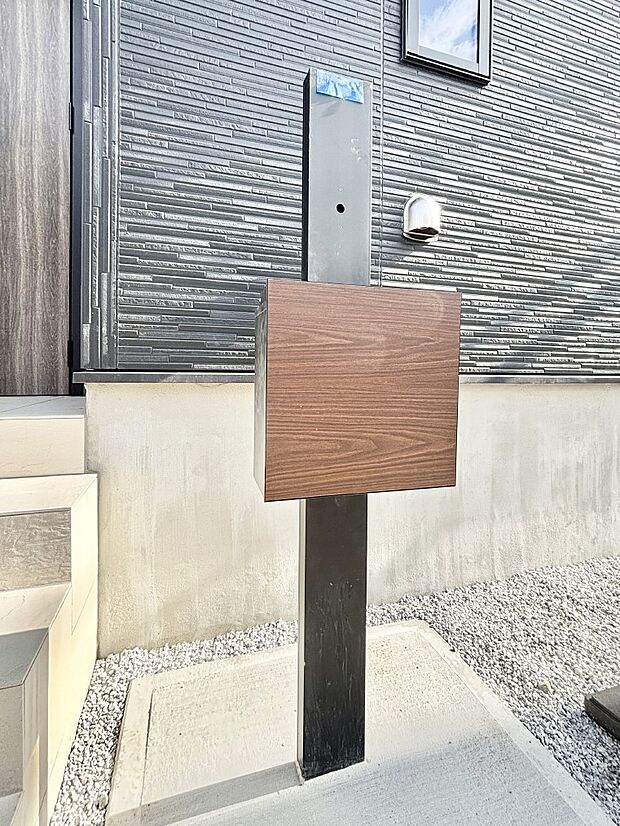 【その他現地】シンプルデザインのポスト。