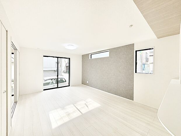 【ダイニング】アクセントクロスがお洒落なダイニング。家族でのんびりくつろげる広々スペース。