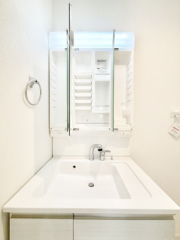 【その他設備(三面鏡裏収納)】三面鏡の裏に、化粧品や衛生用品などを収納可能。洗面台をすっきりと保ちます!