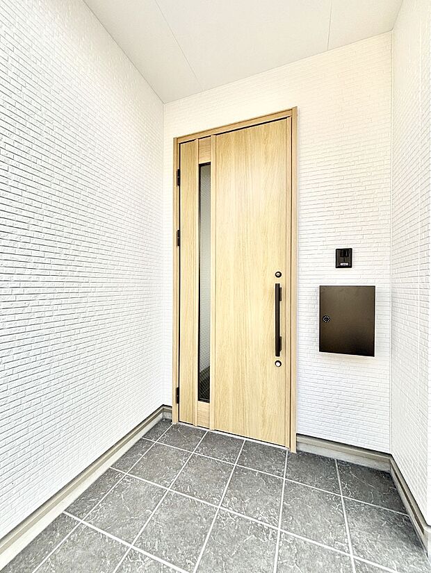 【玄関】大切な家族、来客を出迎える玄関。