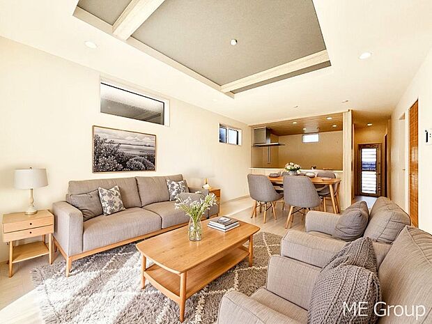 【リビング】お洒落で開放感のある折り上げ天井を採用したリビング※家具はCGです