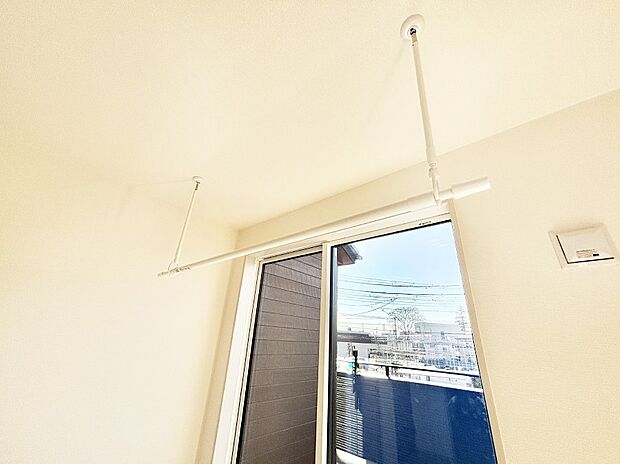 【その他設備(室内物干し)】室内物干しポール。梅雨や花粉の時期に大活躍します。