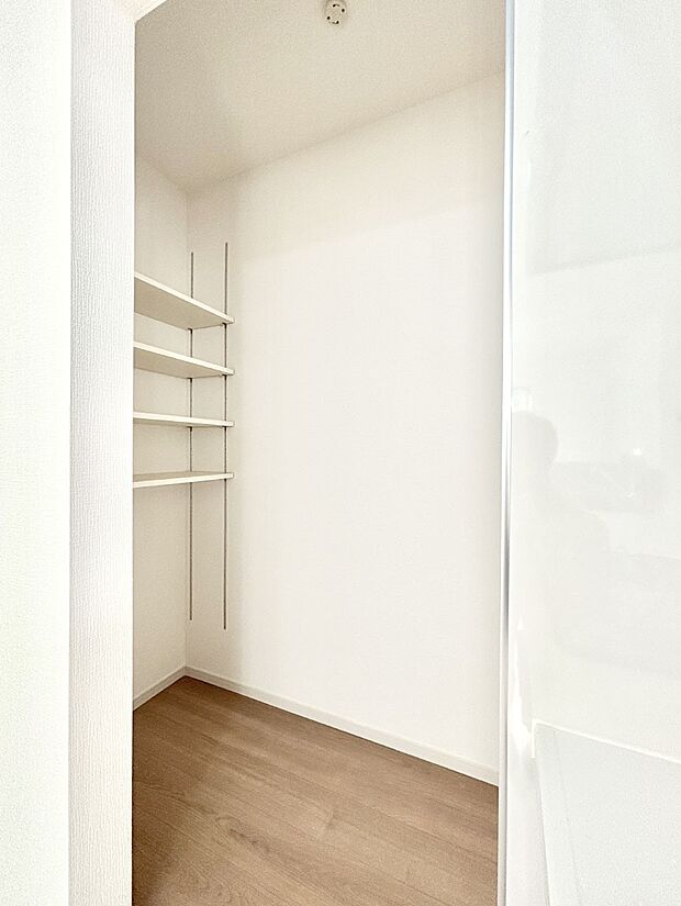 【その他設備(パントリー)】キッチンにはパントリー！食材のストックはもちろん、日用品の収納など使い方はいろいろ！