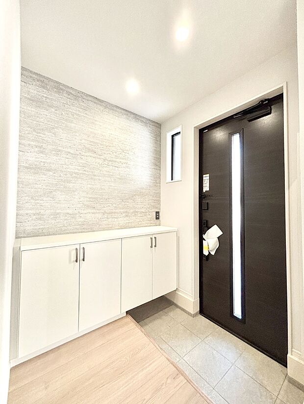 【その他設備(シューズボックス)】たっぷり収納できるシューズボックスで家族全員の靴も、玄関すっきり。  