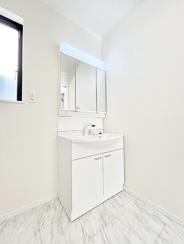 【洗面台・洗面所】大きく見やすい三面鏡で清潔感ある洗面台は、身だしなみチェックや肌のお手入れにおすすめです。