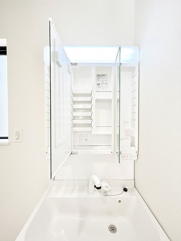 【その他設備(三面鏡裏収納)】三面鏡の裏に、化粧品や衛生用品などを収納可能。洗面台をすっきりと保ちます!