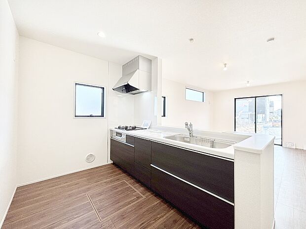 【ダイニングキッチン】爽やかな風が通り抜けるキッチン。窓があるので明るく換気にも役立ちます。