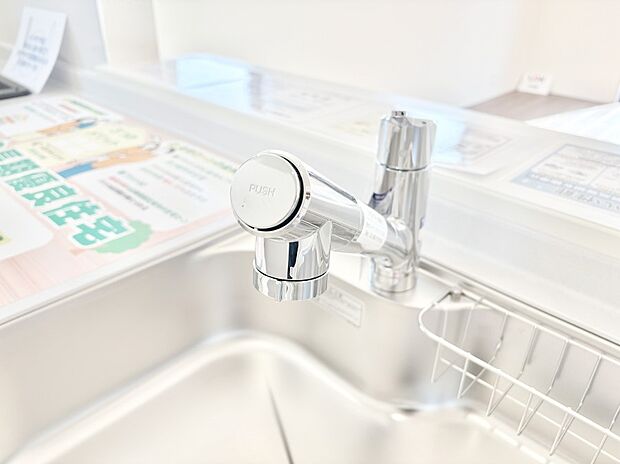 【その他設備(浄水器)】いつでも清潔なおいしいお水を。一つの水栓で水道水と浄水を使い分け。