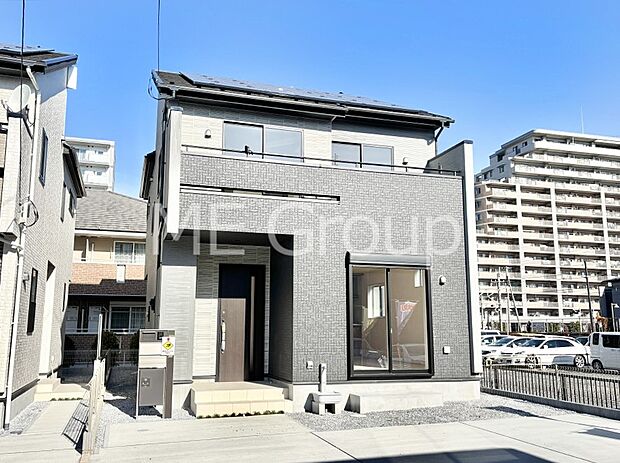 【現地外観写真】洗練された外観、上質な住空間が広がる室内は永く安心して過ごせる住居です。 